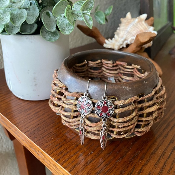 Boho Silvertone red feather dangle earrings NEW - Picture 2 of 4